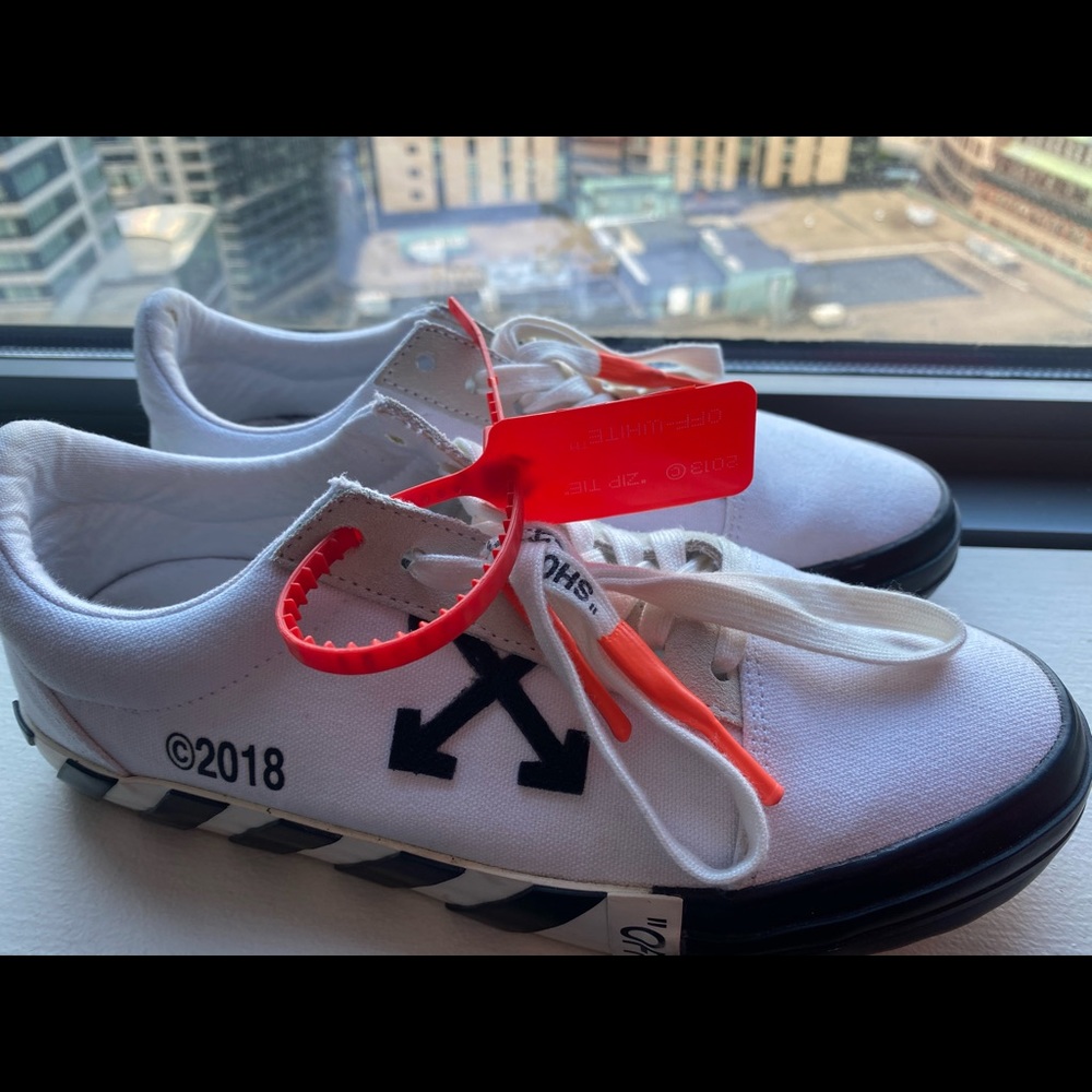 OFF WHITE Vulcanized Low Top Sneaker